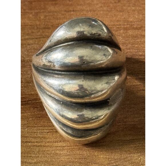 James Avery Vintage Retired Silver Scalloped Dome Ring Size 7.5 - Picture 2 of 8